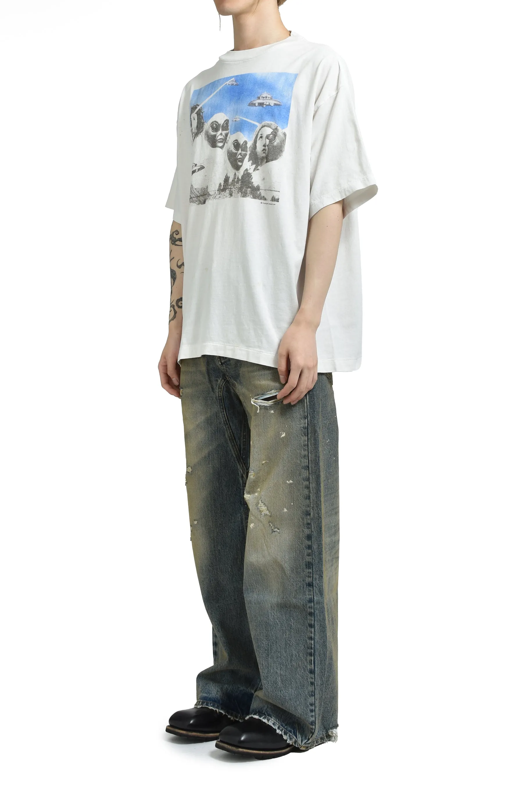 SAINT Mxxxxxx × Sean Wotherspoon SW_SS TEE/KIKI/WHT Alien Crisis/Alien President Mountain TEE Off-White S-XL Super Handsome Co-branded Alien Print Design Correct Version Customized SW Co-branded Accessories Cylindrical Seamless High Weight Fabric Enzyme Heavy Wash Water Distress Handmade Garment Graffiti Splashing Ink